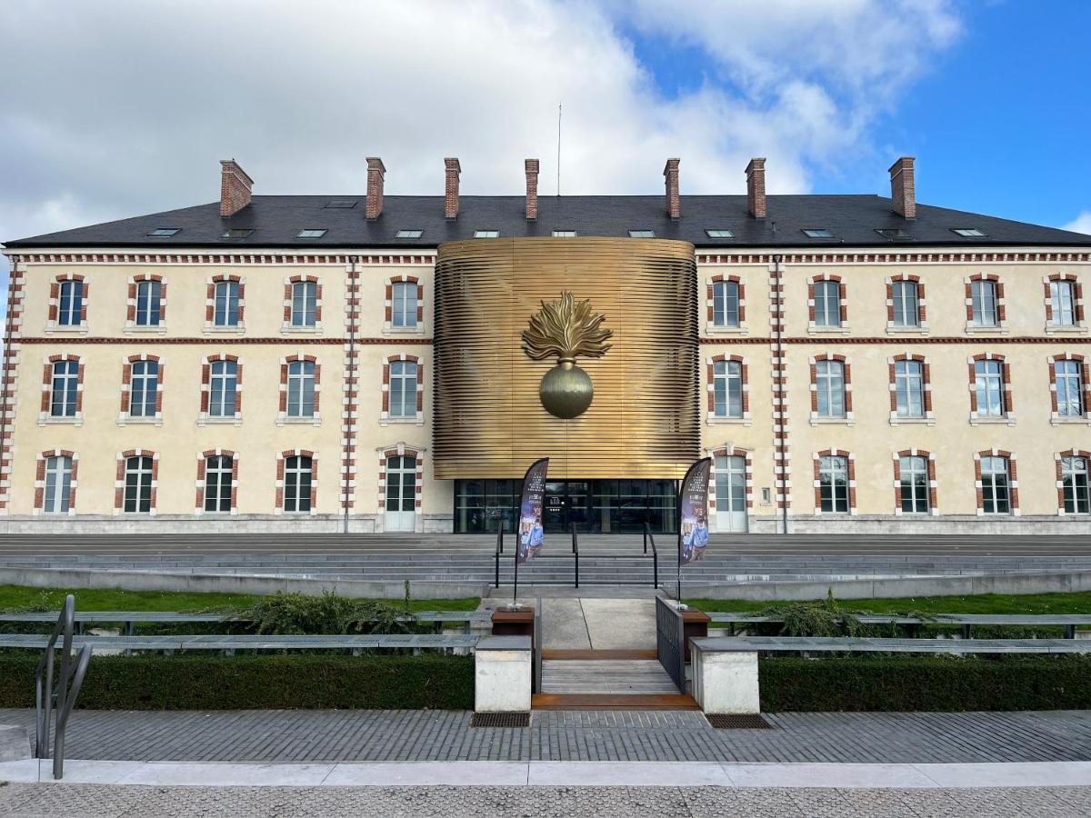 Ferienwohnung Le Rene Pouteau Melun Exterior foto